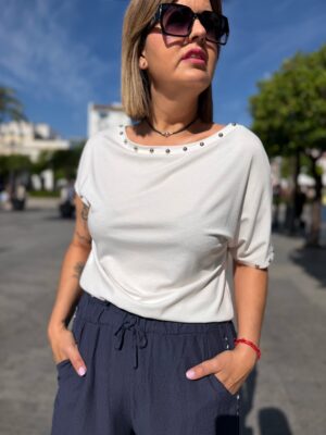Camiseta tachuelas blanca.