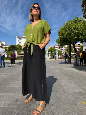 Pantalón tachuelas negro.