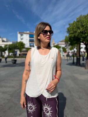 Top botones cruzado beige.