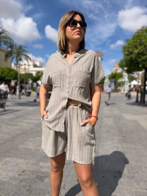 Conjunto lino raya diplomática taupe.