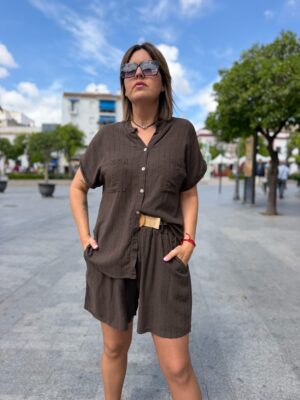 Conjunto lino raya diplomática chocolate.