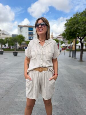 Conjunto lino raya diplomática beige.