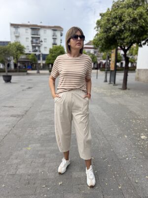 Pantalón relax fit beige.