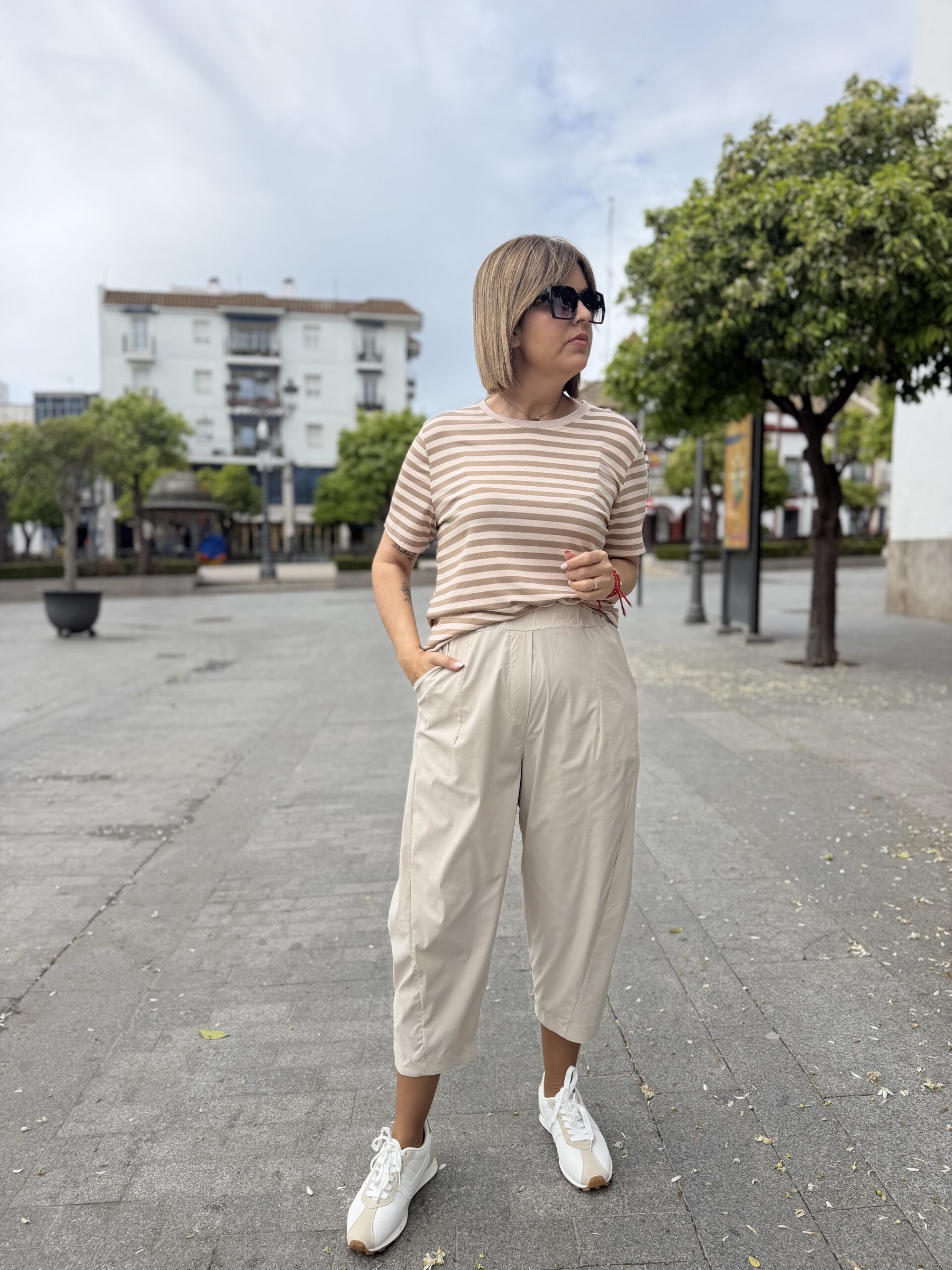 Pantalón relax fit beige. - Imagen 4