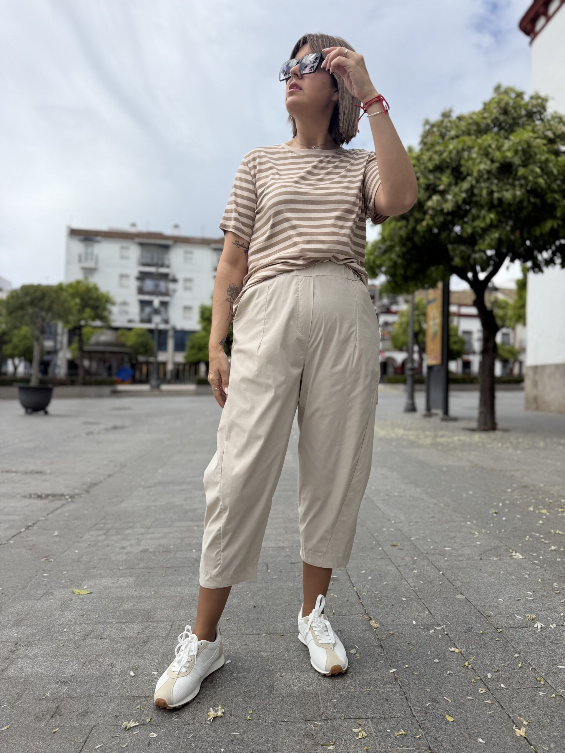 Pantalón relax fit beige. - Imagen 3