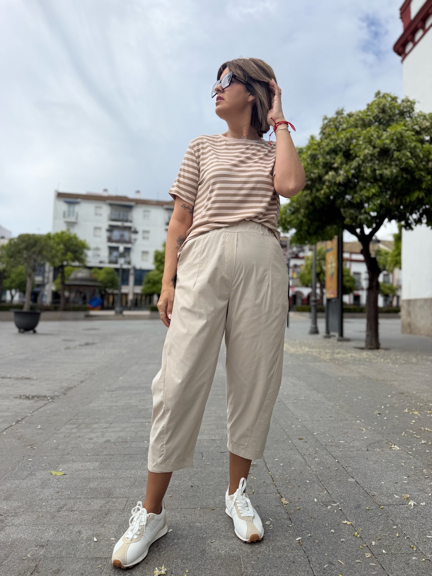 Pantalón relax fit beige. - Imagen 2