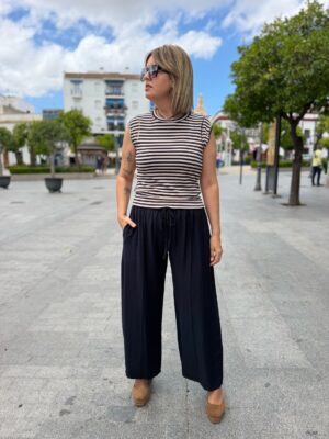 Pantalón fluido costuras negro.
