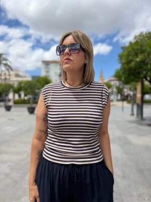 Camiseta rayas tachuelas marrón.
