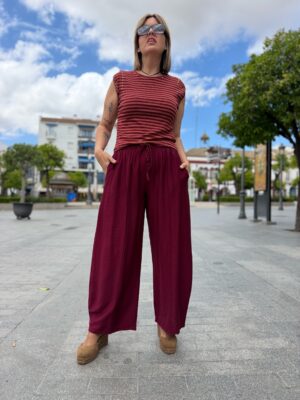Pantalón fluido costura burdeos.