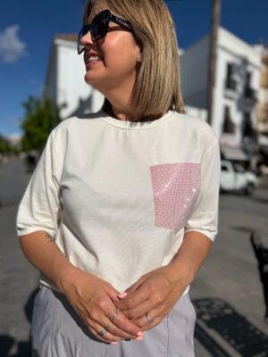 Camiseta bolsillo tachuelas.