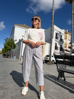 Pantalón relax fit gris.