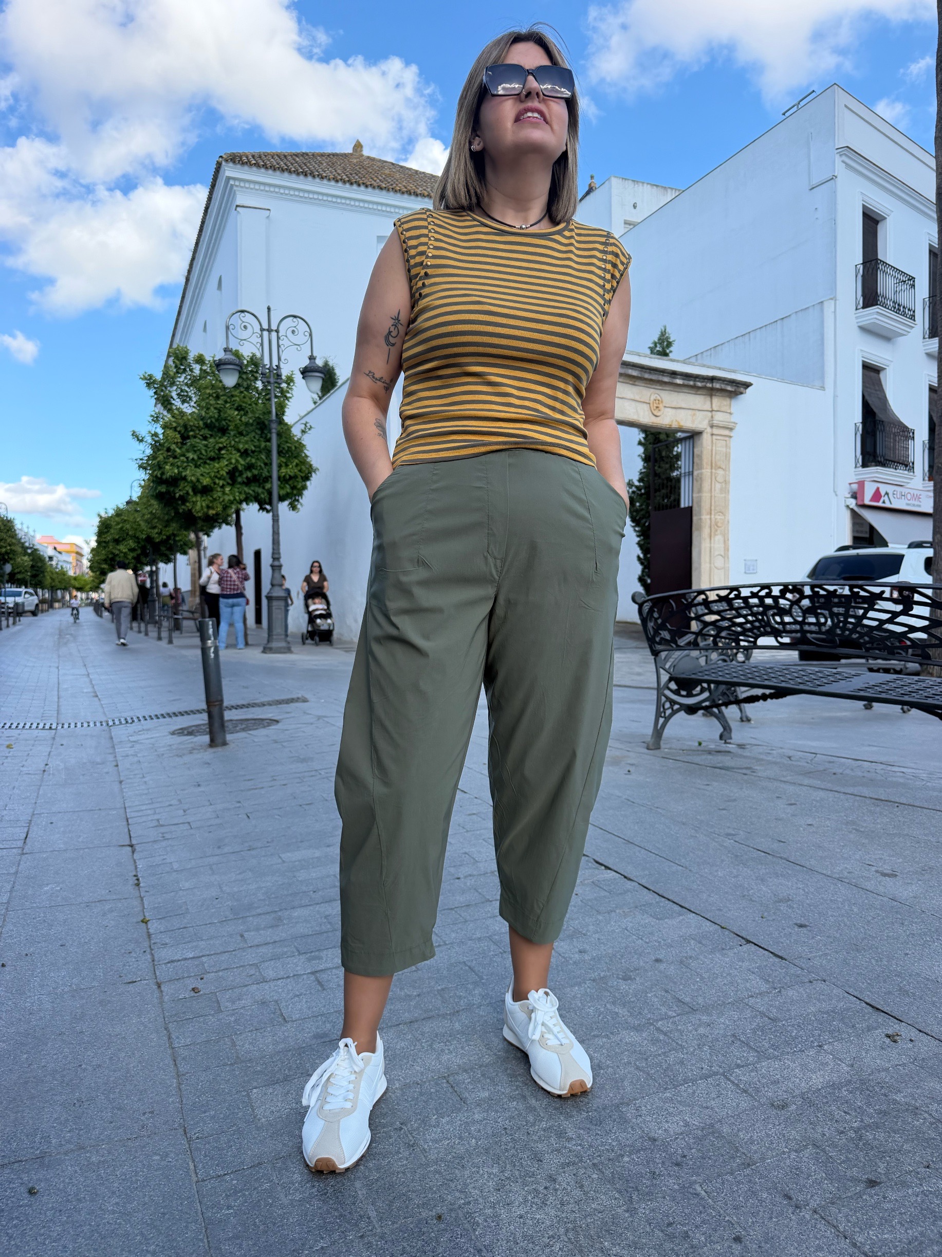 Pantalón relax fit verde. - Imagen 3