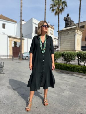 Vestido camisero largo de lino negro.