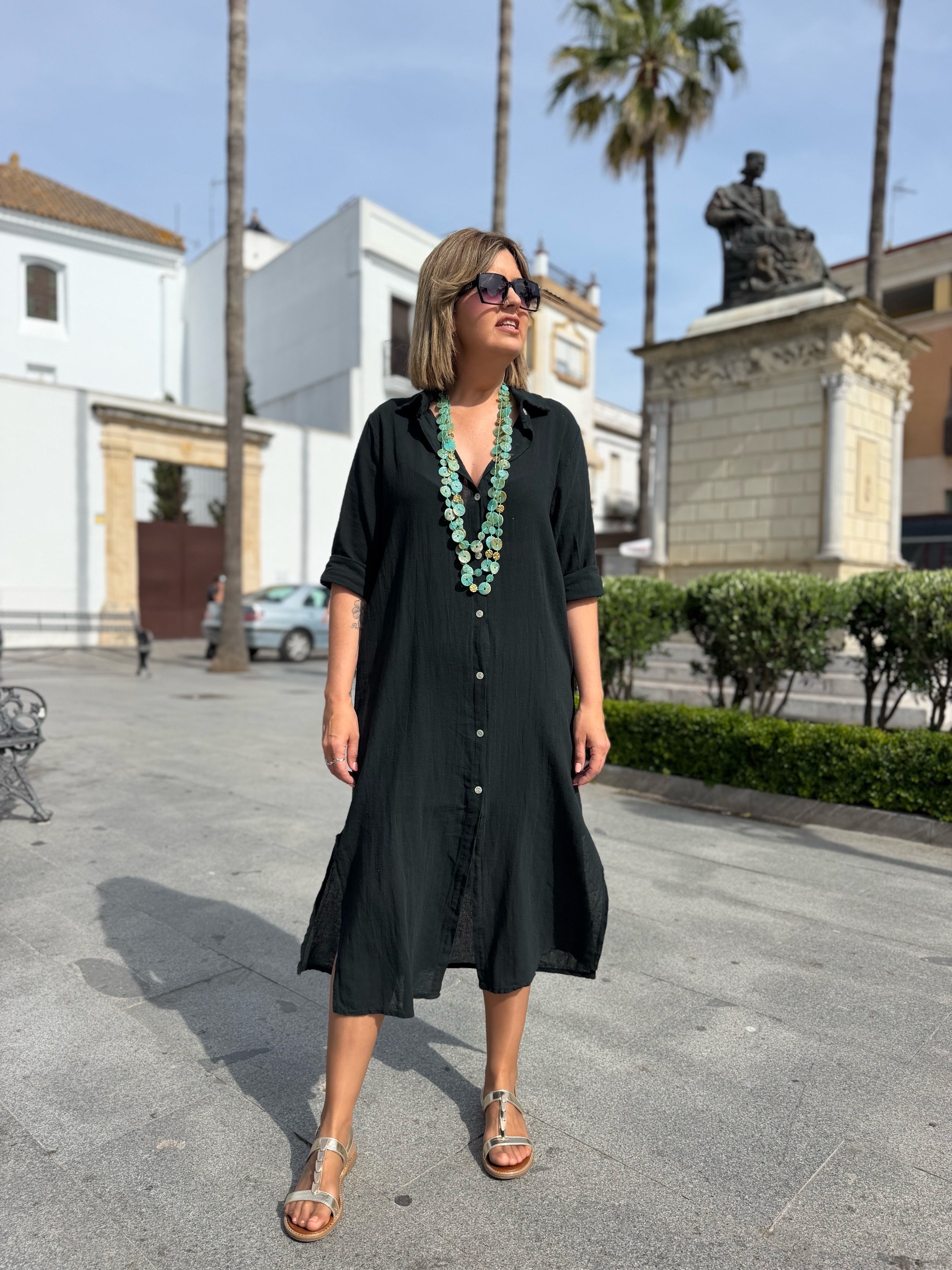 Vestido camisero largo de lino negro.