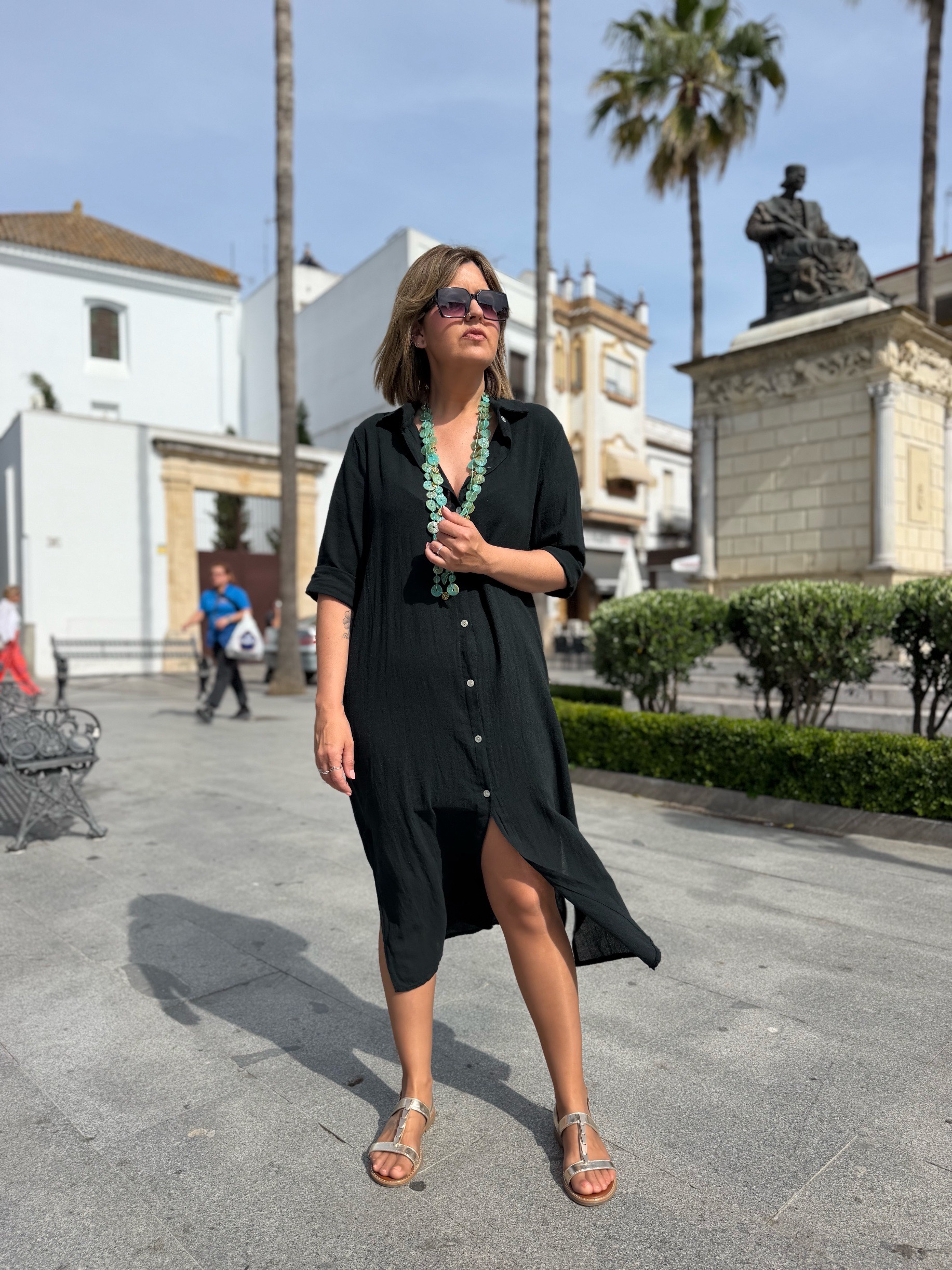 Vestido camisero largo de lino negro. - Imagen 4