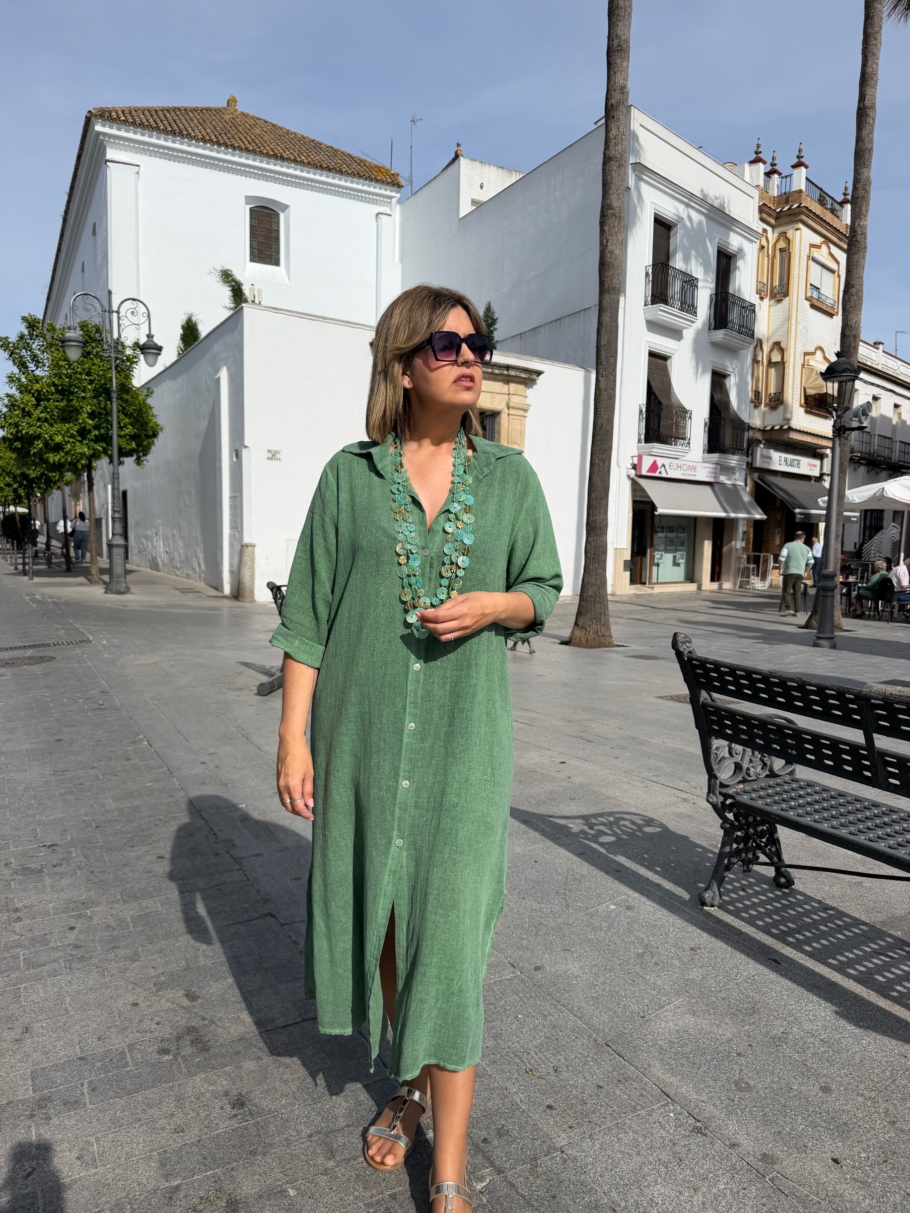 Vestido camisero largo de lino verde.
