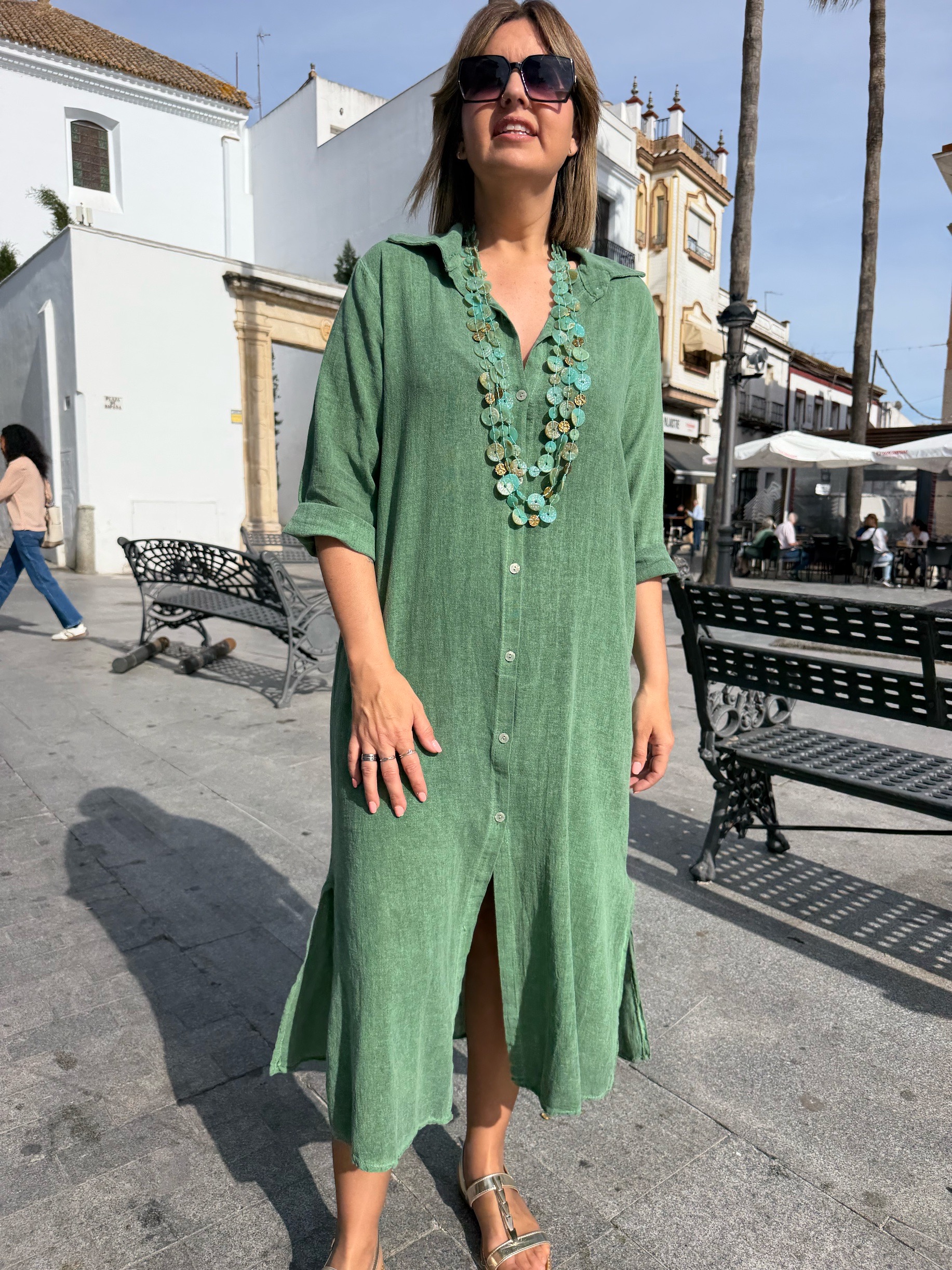 Vestido camisero largo de lino verde. - Imagen 2
