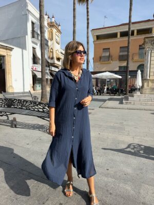 Vestido camisero largo de lino marino.