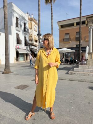 Vestido camisero largo de lino mostaza.