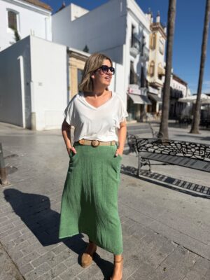 Falda de lino con cinturón verde.