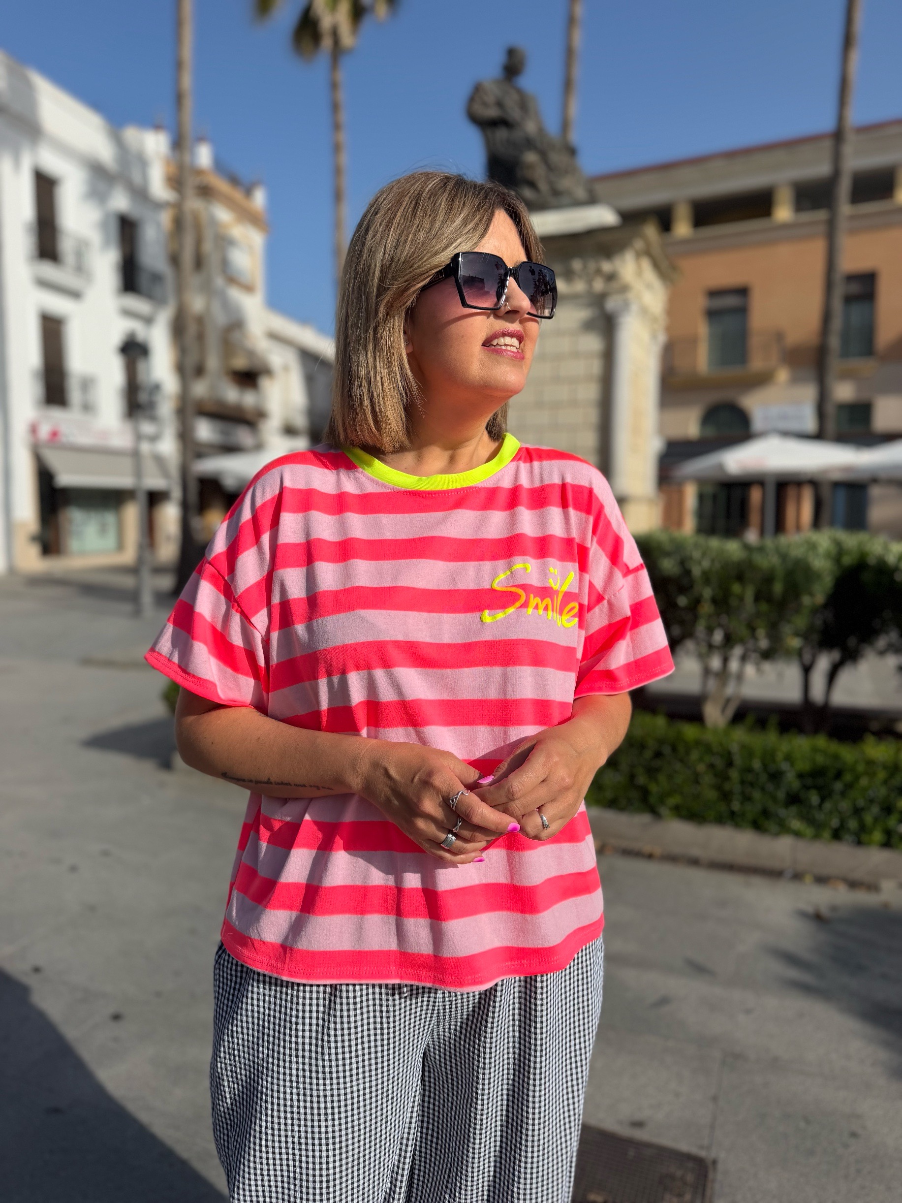 Camiseta Smile rosa-fucsia.