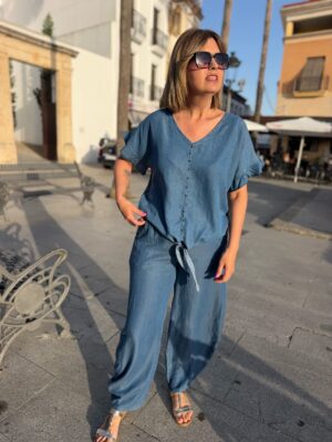 Conjunto denim tachuelas.