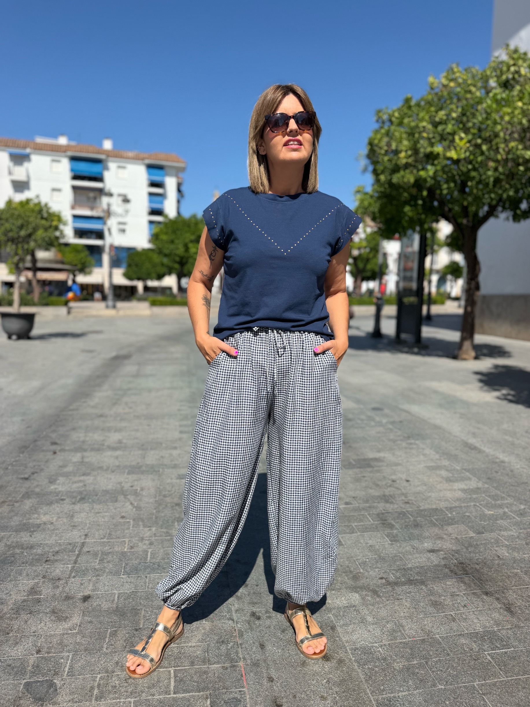 Camiseta tachuelas azul marino. - Imagen 4