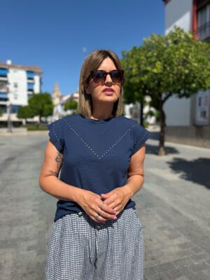 Camiseta tachuelas azul marino.