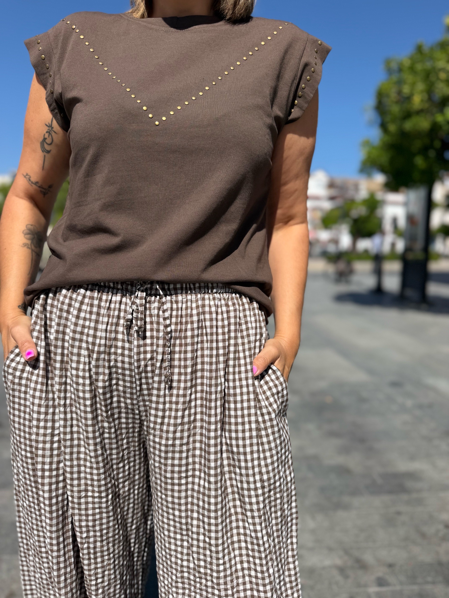 Camiseta tachuelas chocolate. - Imagen 4
