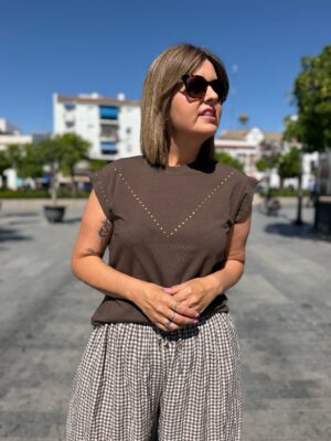 Camiseta tachuelas chocolate.
