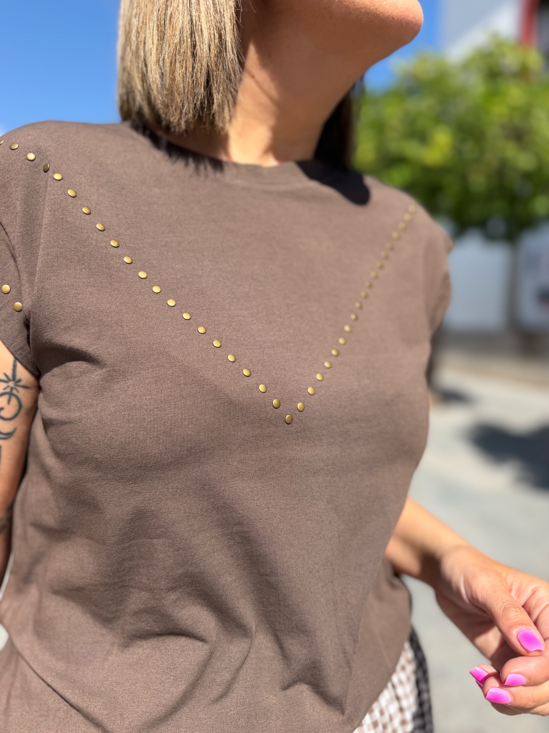 Camiseta tachuelas chocolate. - Imagen 2