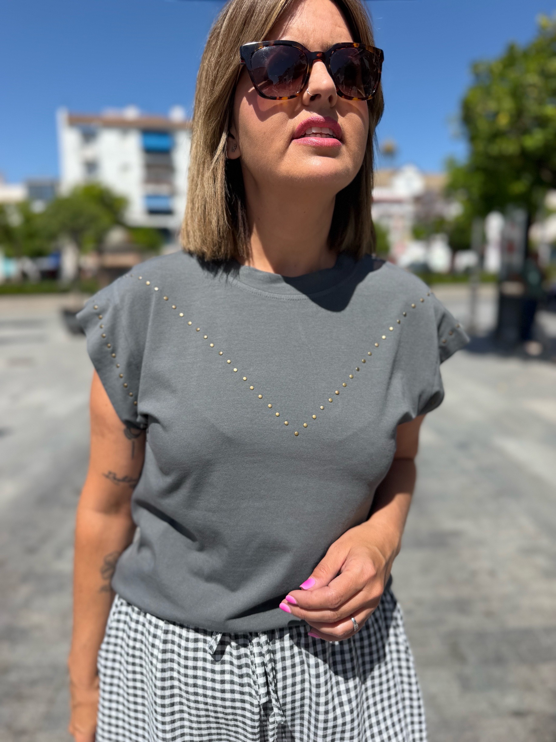 Camiseta tachuelas gris. - Imagen 3