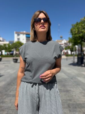 Camiseta tachuelas gris.
