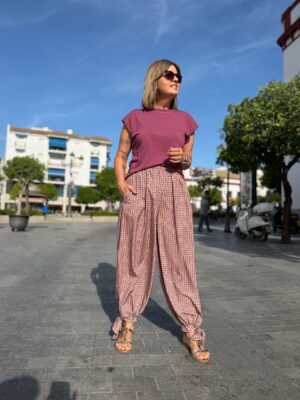 Pantalón cuadros puño lazo berengena.