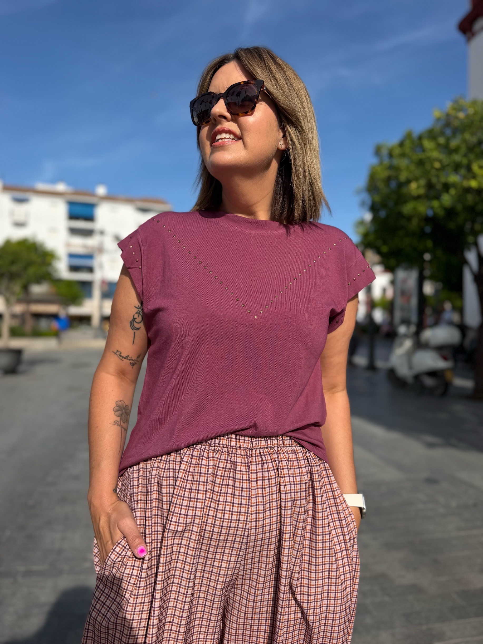 Camiseta tachuelas en V berengena.