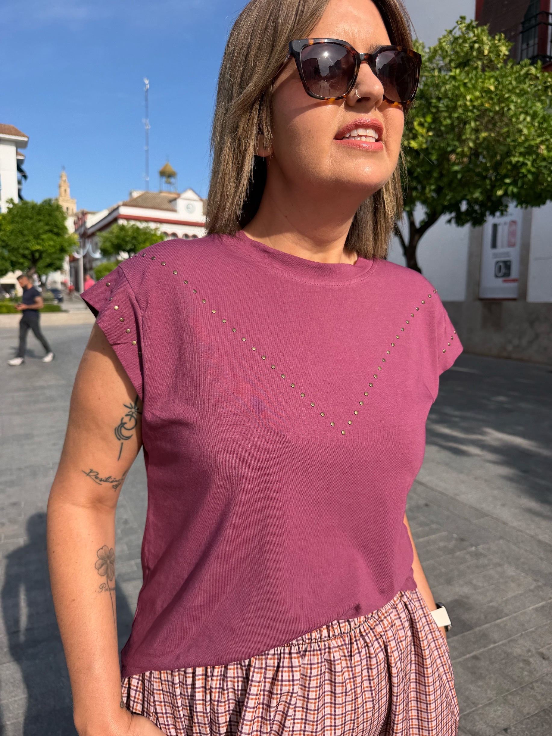 Camiseta tachuelas en V berengena. - Imagen 3