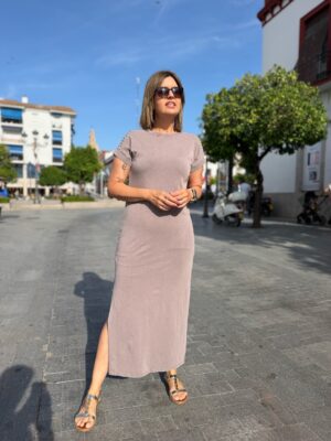 Vestido hombros tachuela marrón desgastado.
