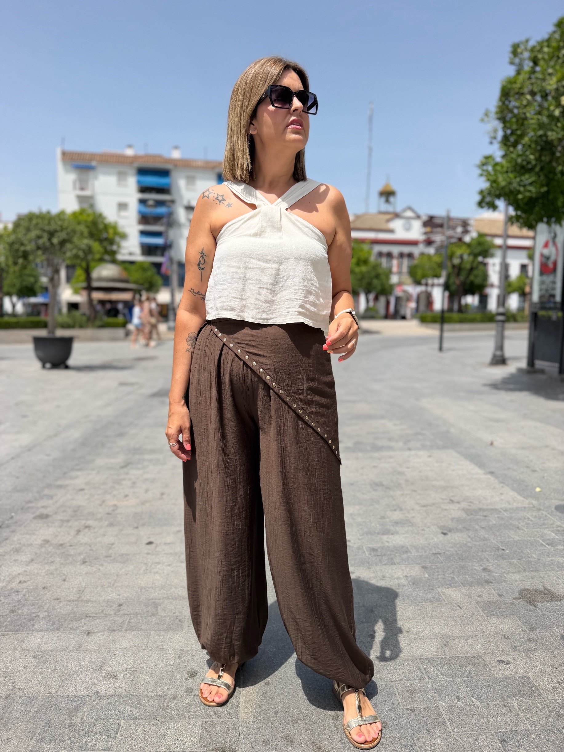 Pantalón balón pañuelo tachuelas chocolate.