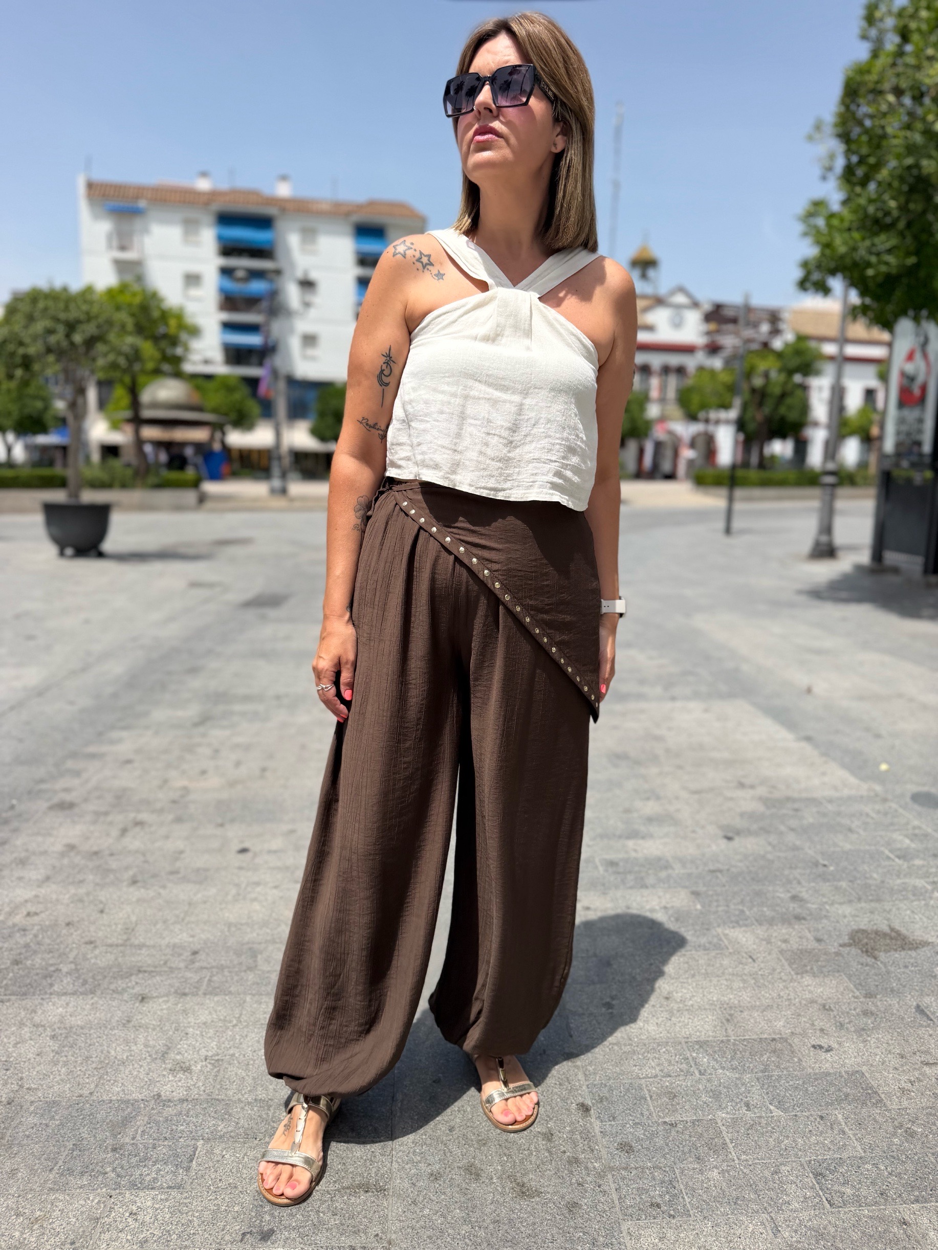 Pantalón balón pañuelo tachuelas chocolate. - Imagen 3