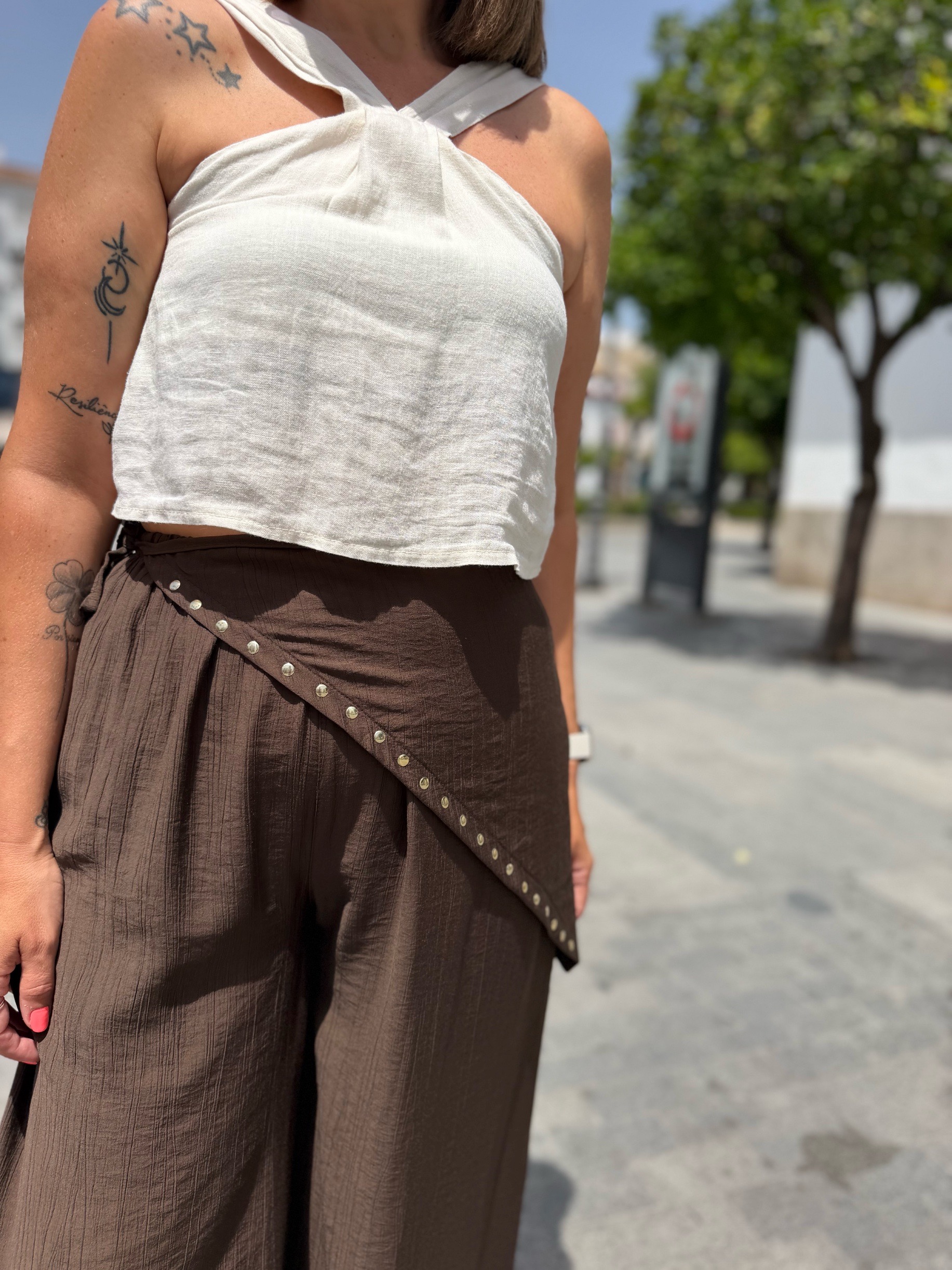 Pantalón balón pañuelo tachuelas chocolate. - Imagen 2