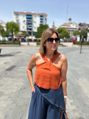Top tirante en V naranja.