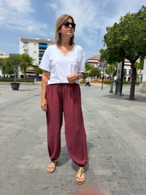 Pantalón balón fluido burdeos.