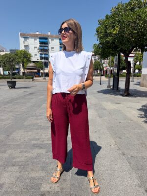 Pantalón Capri burdeos.