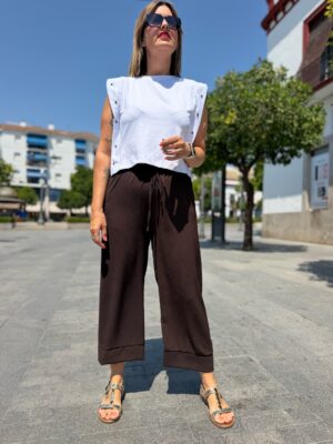 Pantalón Capri marrón.