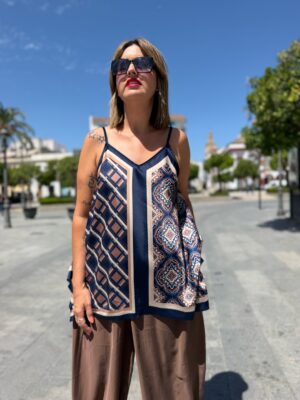 Top tirante satinado.