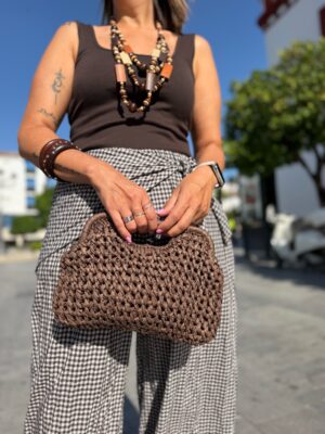 Bolso rafia básico chocolate.