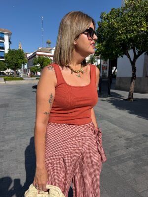Top tirante básico teja.