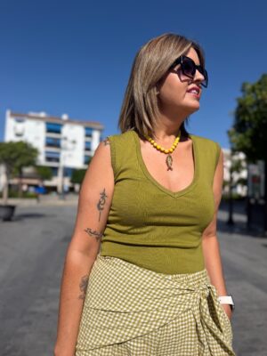 Top algodón escote en V verde.