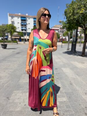 Vestido tropical burdeos.