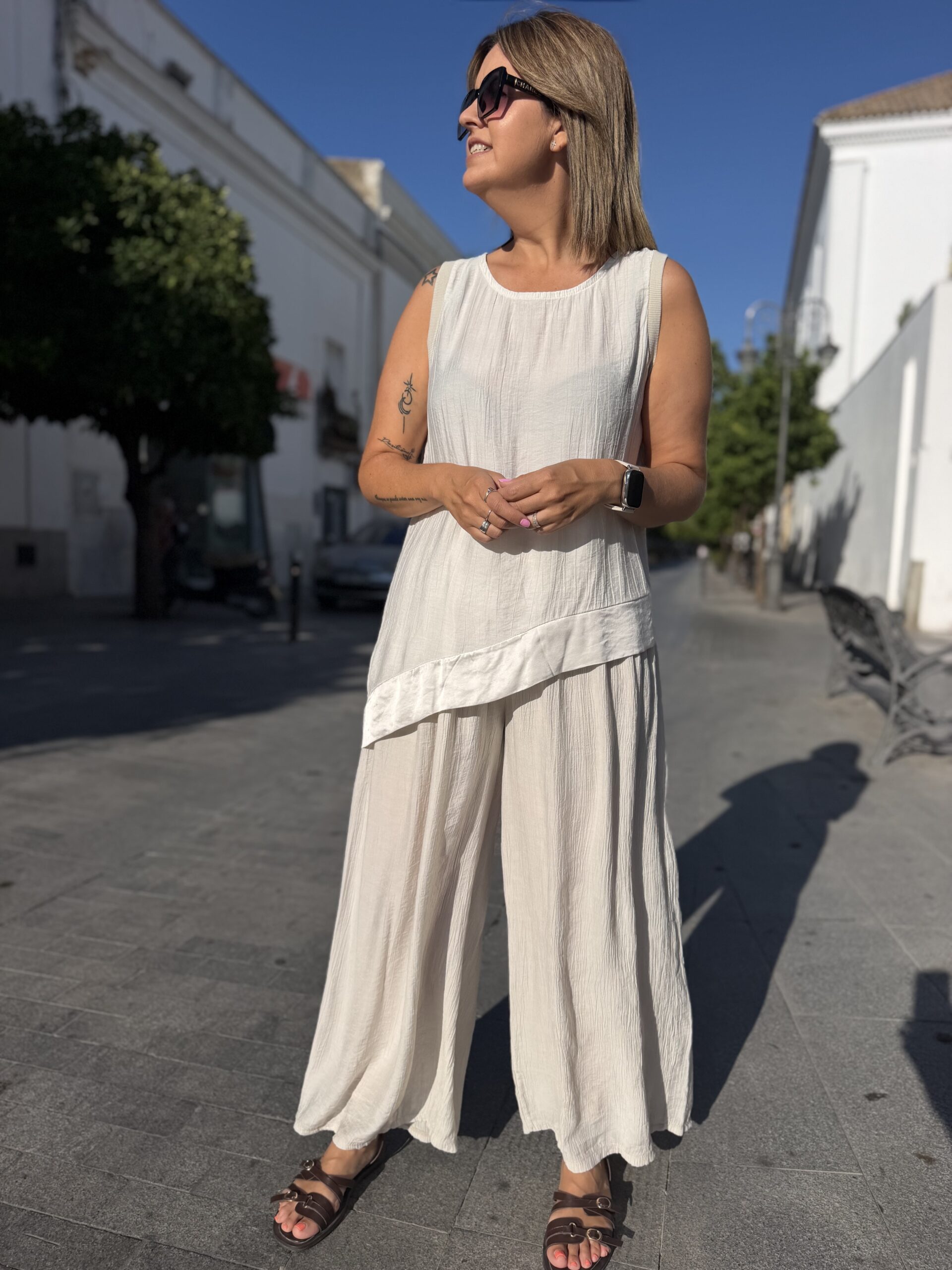 Conjunto bambula asimétrico beige.